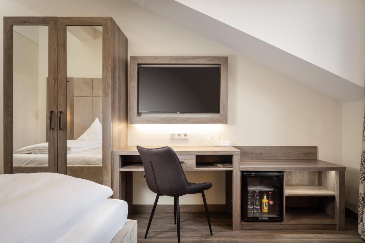 Hotel-Gasthof Hoettl Deggendorf Bagian luar foto