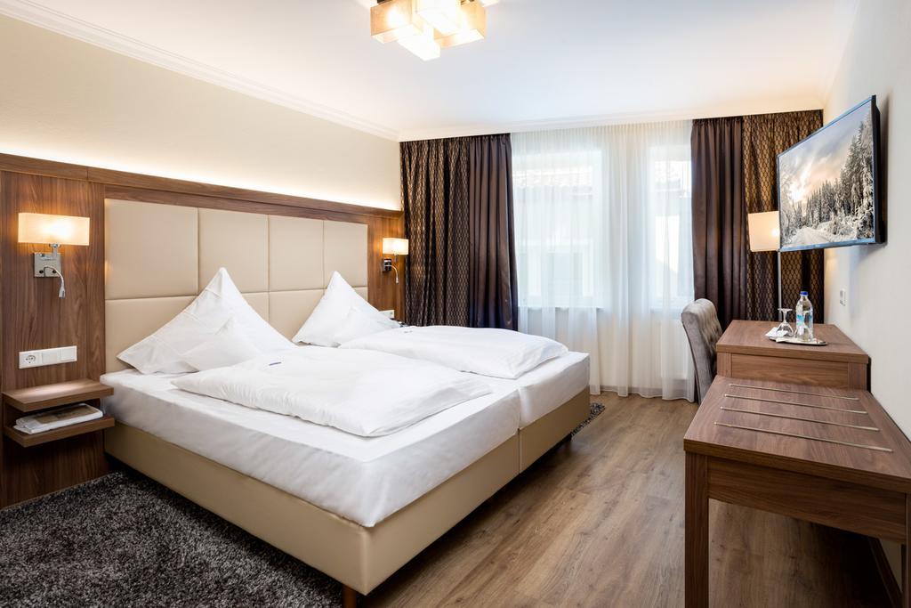 Hotel-Gasthof Hoettl Deggendorf Ruang foto